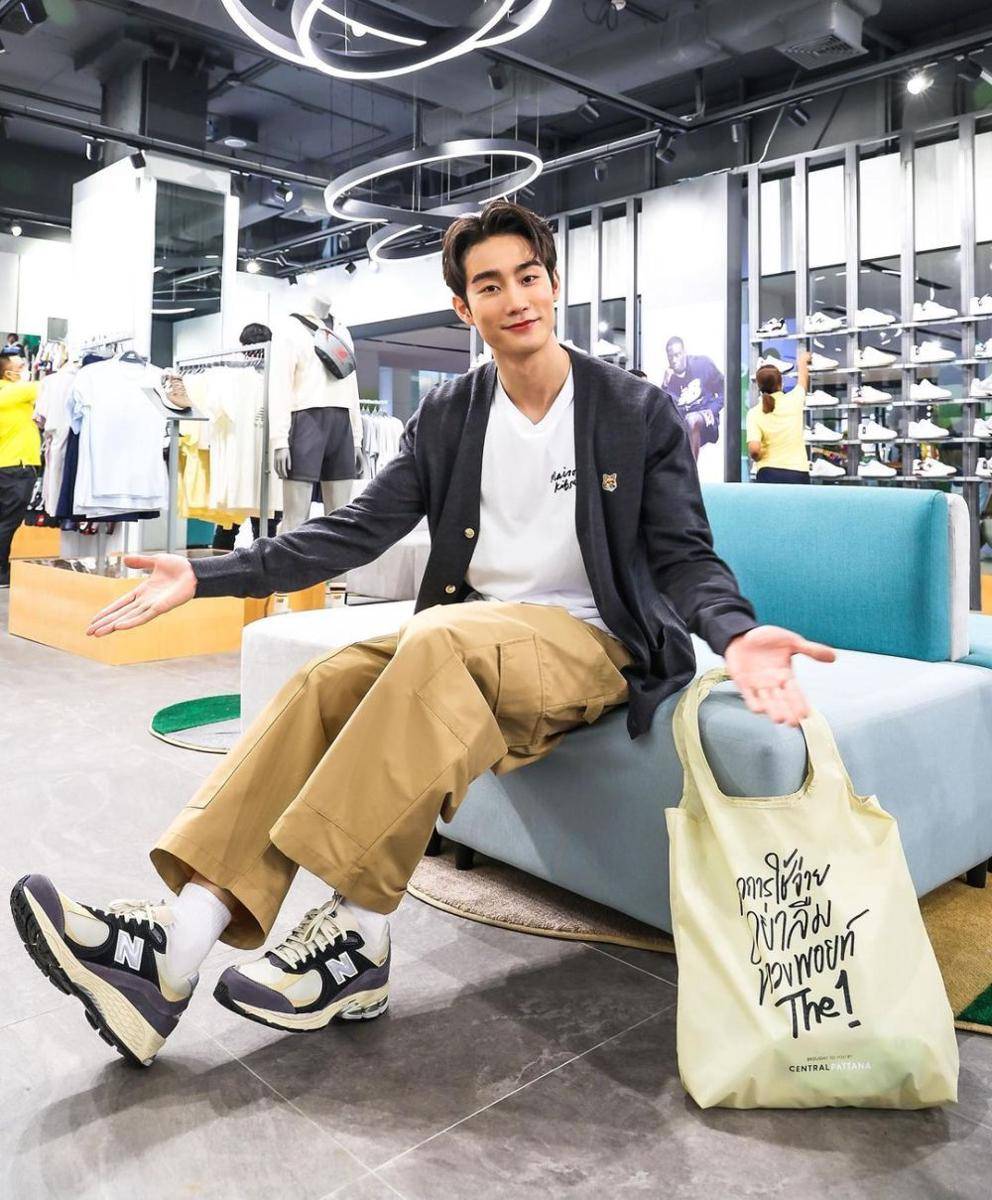long pants cokelat ala Force Jiratchapong (instagram.com/fforce_)
