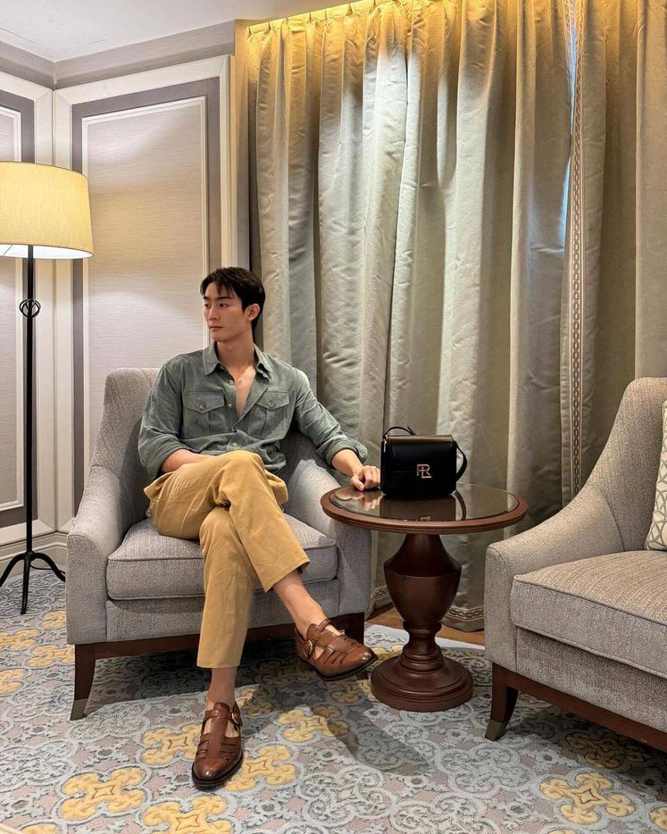 long pants cokelat ala Force Jiratchapong (instagram.com/fforce_)