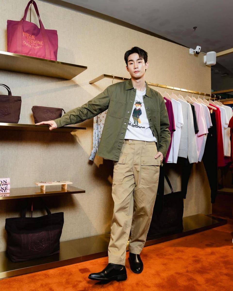 long pants cokelat ala Force Jiratchapong (instagram.com/fforce_)