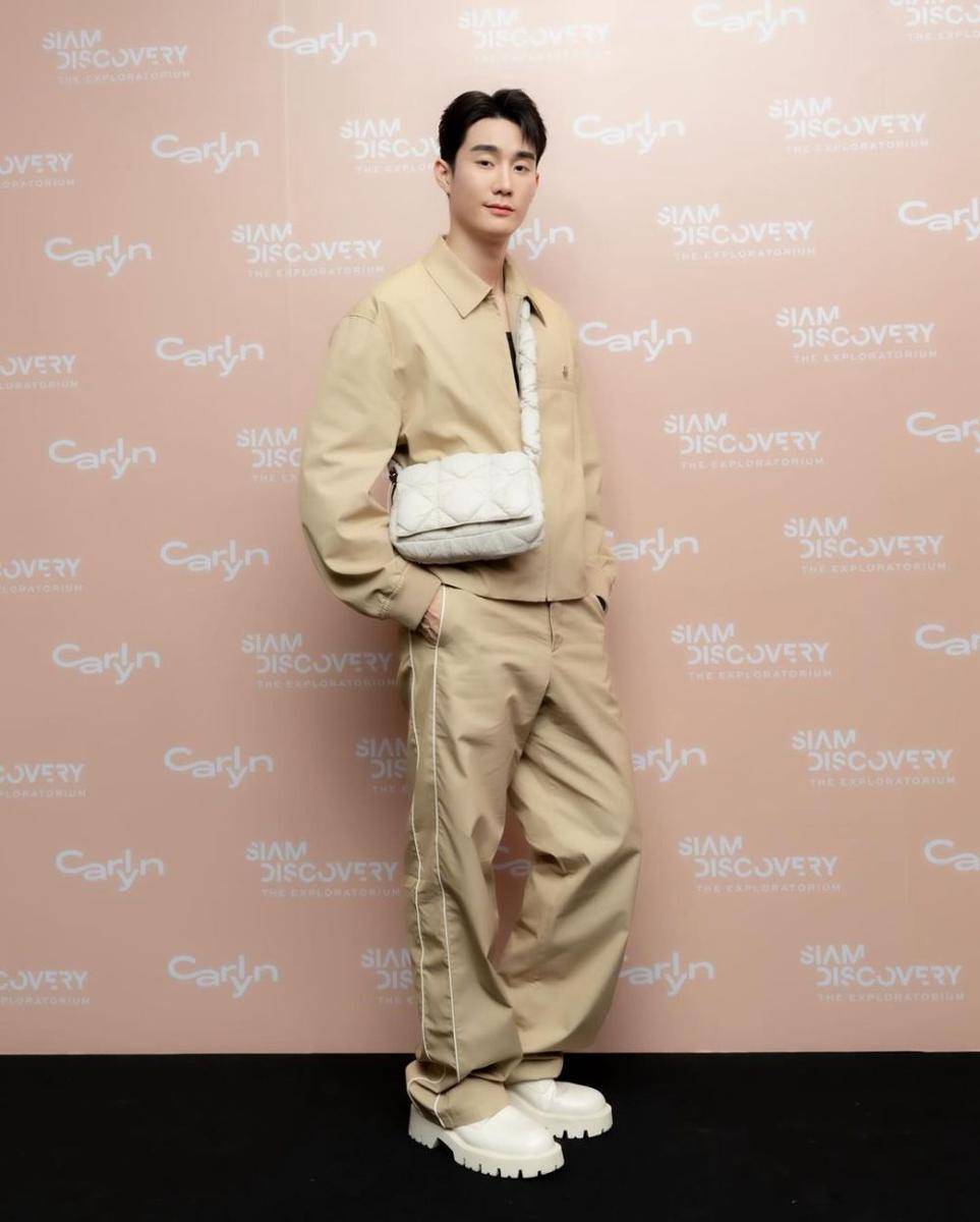 long pants cokelat ala Force Jiratchapong (instagram.com/fforce_)