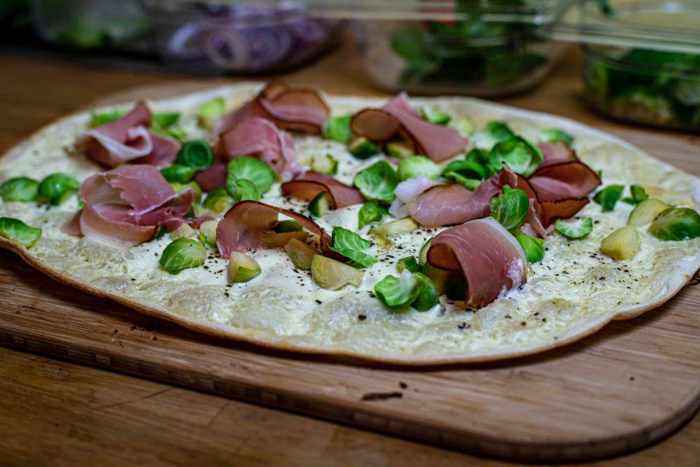 sajian flammkuchen yang seperti pizza (unsplash.com/Stefan Schauberger)
