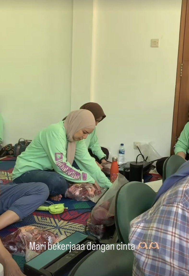 momen Tya Ariestya menjadi panitia kurban (instagram.com/tya_ariestya)