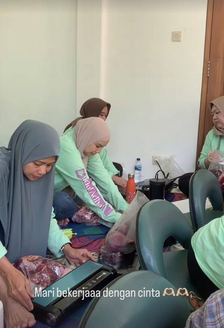 momen Tya Ariestya menjadi panitia kurban (instagram.com/tya_ariestya)