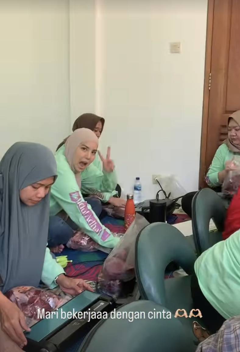 momen Tya Ariestya menjadi panitia kurban (instagram.com/tya_ariestya)