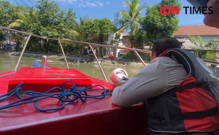Tim dari DLH dan Satpol PP Kota Surabaya saat menemukan masyarakat membuang limbah rumen di Sungai, Senin (17/6/2024). (IDN Times/Khusnul Hasana).