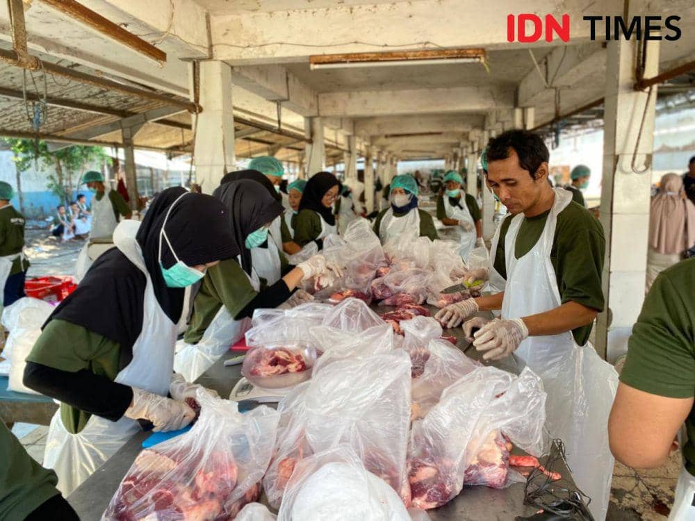 Suasana penyembelihan hewan kurban di Rumah Potong Hewan (RPH) Surabaya, Senin (17/6/2024). (IDN Times/Khusnul Hasana).