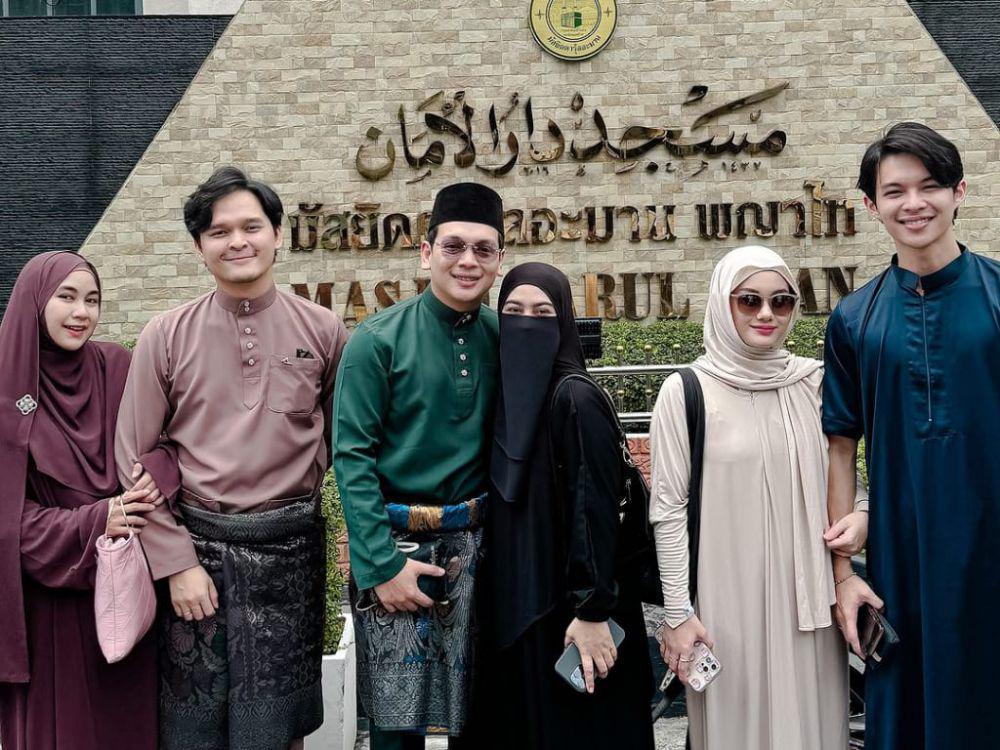 7 Potret ADAM MUSIK Liburan dan Rayakan Idul Adha di Luar Negeri
