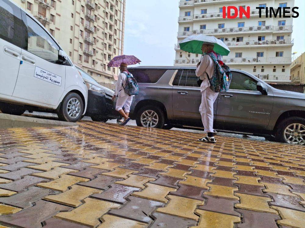 Suasana hujan di Kota Makkah, Senin (17/6/2024). IDN Times/Faiz Nashrillah