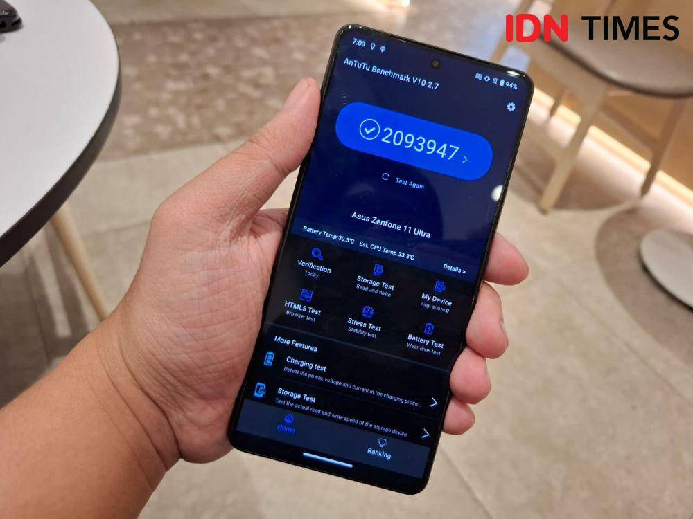 ASUS Zenfone 11 Ultra (IDN Times/Fatkhur Rozi)