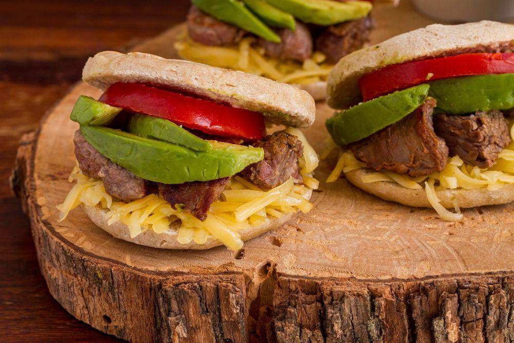 ilustrasi beef sandwich (freepik.com/freepik)