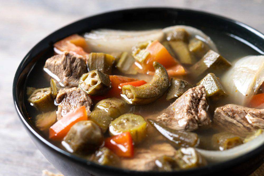 ilustrasi sup daging dan sayur (freepik.com/chandlervid85)