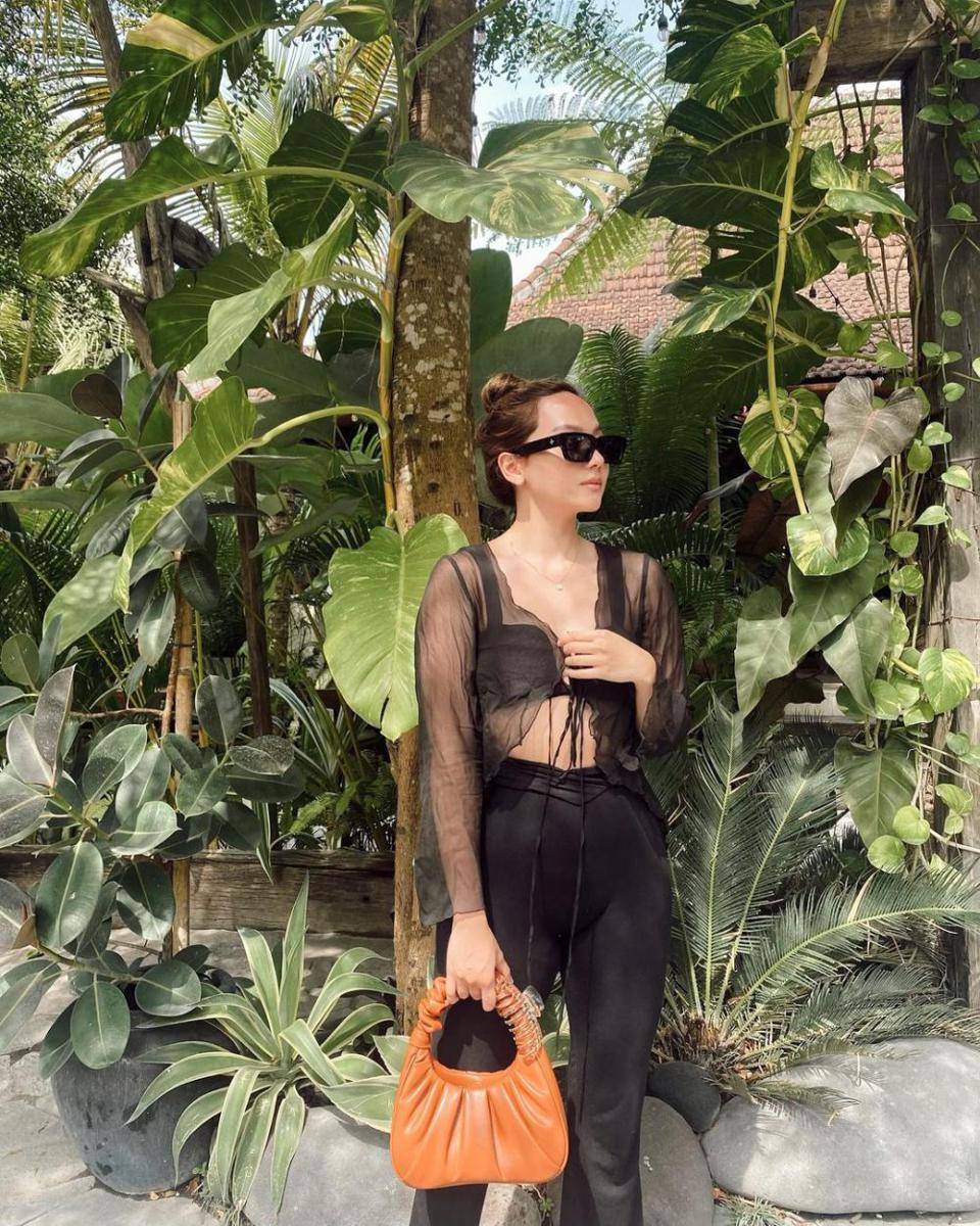 inspirasi all black outfit Jasmine Nadiko (instagram.com/jasminenadiko)