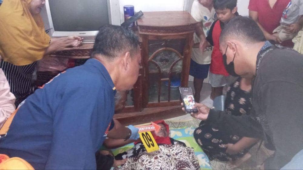 Proses olah TKP kematian IRT yang tersengat listrik. (Dok. Polsek Tamalate)