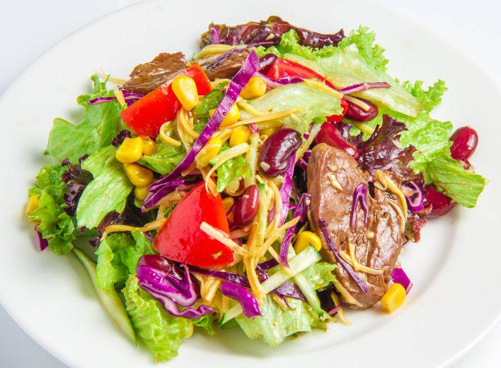 ilustrasi beef salad (freepik.com/master1305)