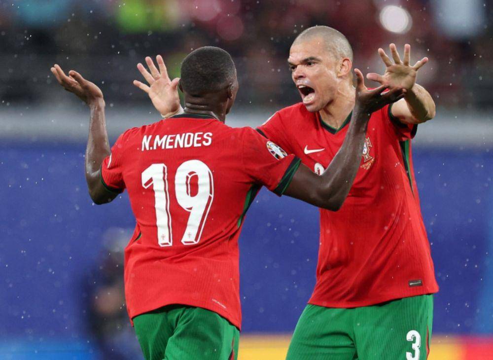 Selebrasi Pepe dengan Nuno Mendes usai Portugal jebol gawang Ceko, Rabu (19/6/2024). (X/@EURO2024).