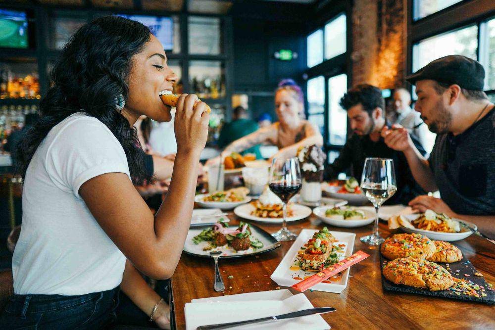 ilustrasi makan bersama saat study tour (unsplash.com/Alex Haney)