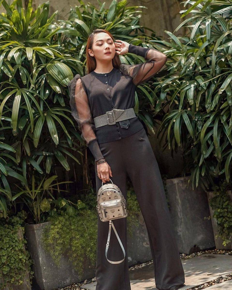 inspirasi all black outfit Jasmine Nadiko (instagram.com/jasminenadiko)