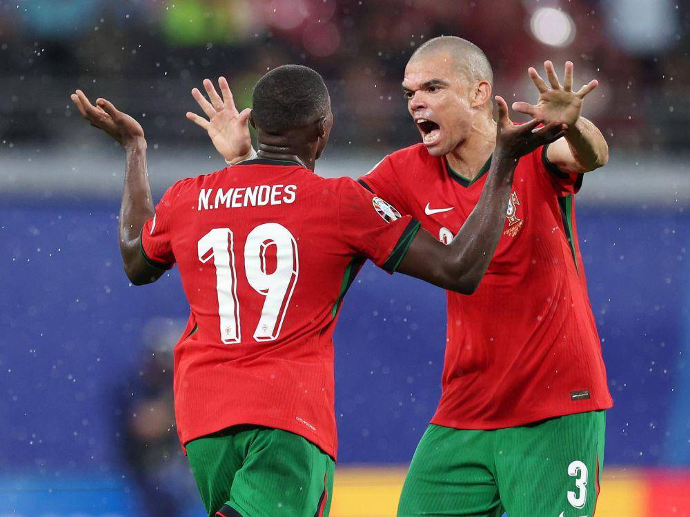 Bek Portugal, Nuno Mendes dan Pepe, merayakan gol ke gawang Ceko (X @Euro2024)