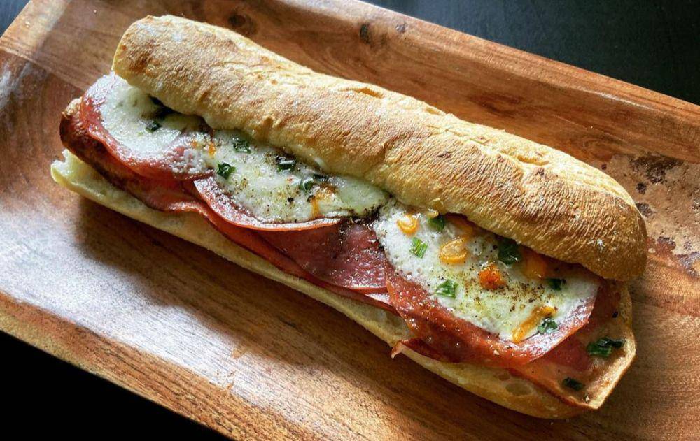 ilustrasi sandwich di Arena Bistro (instagram.com/coup.de.coeur.mxca)