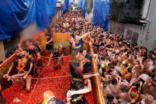 gambar suasana saat festival La Tomatina (commons.m.wikimedia.org/Carlesboveserral)