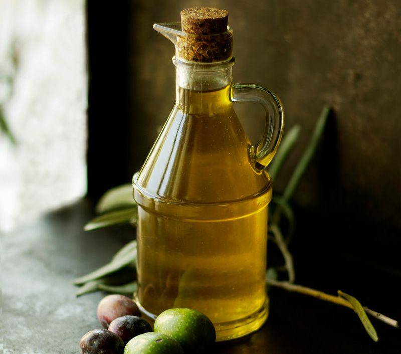 gambar sebotol minyak zaitun (unsplash.com/Roberta Sorge)