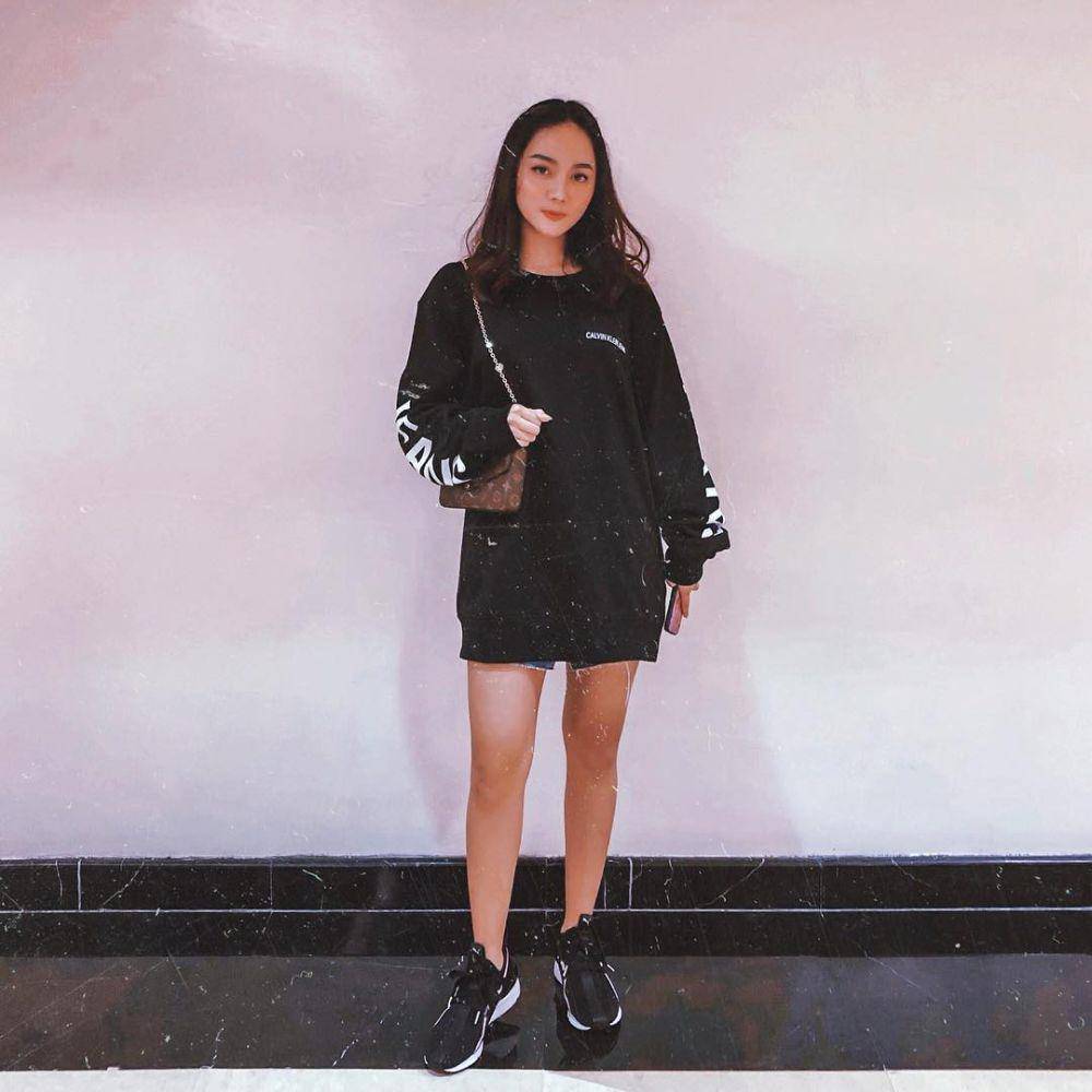 inspirasi all black outfit Jasmine Nadiko (instagram.com/jasminenadiko)