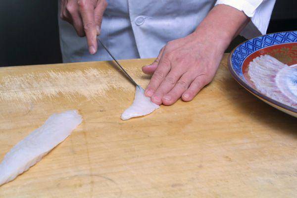 Pengolahan fugu oleh chef terlatih. (web-japan.org)