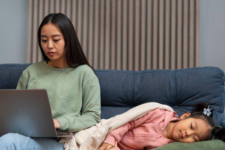 ilustrasi seseorang bekerja saat anaknya tidur (freepik.com/freepik)