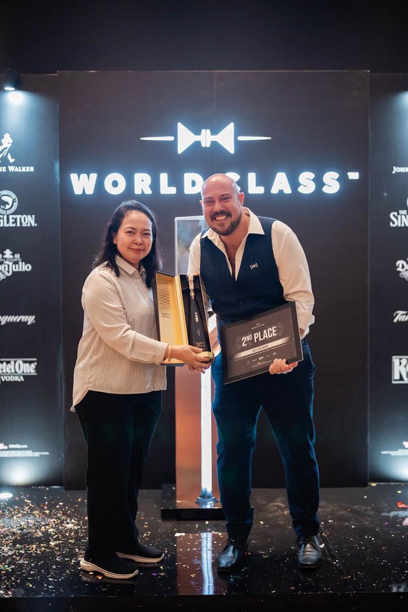 Merrijantij Punguan Pintaria, Direktur Industri Minuman, Hasil Tembakau dan Bahan Penyegar Kementerian Perindustrian bersama Alex Gilmour, Juara 2 Diageo World Class 2024 (Dok.Diageo)