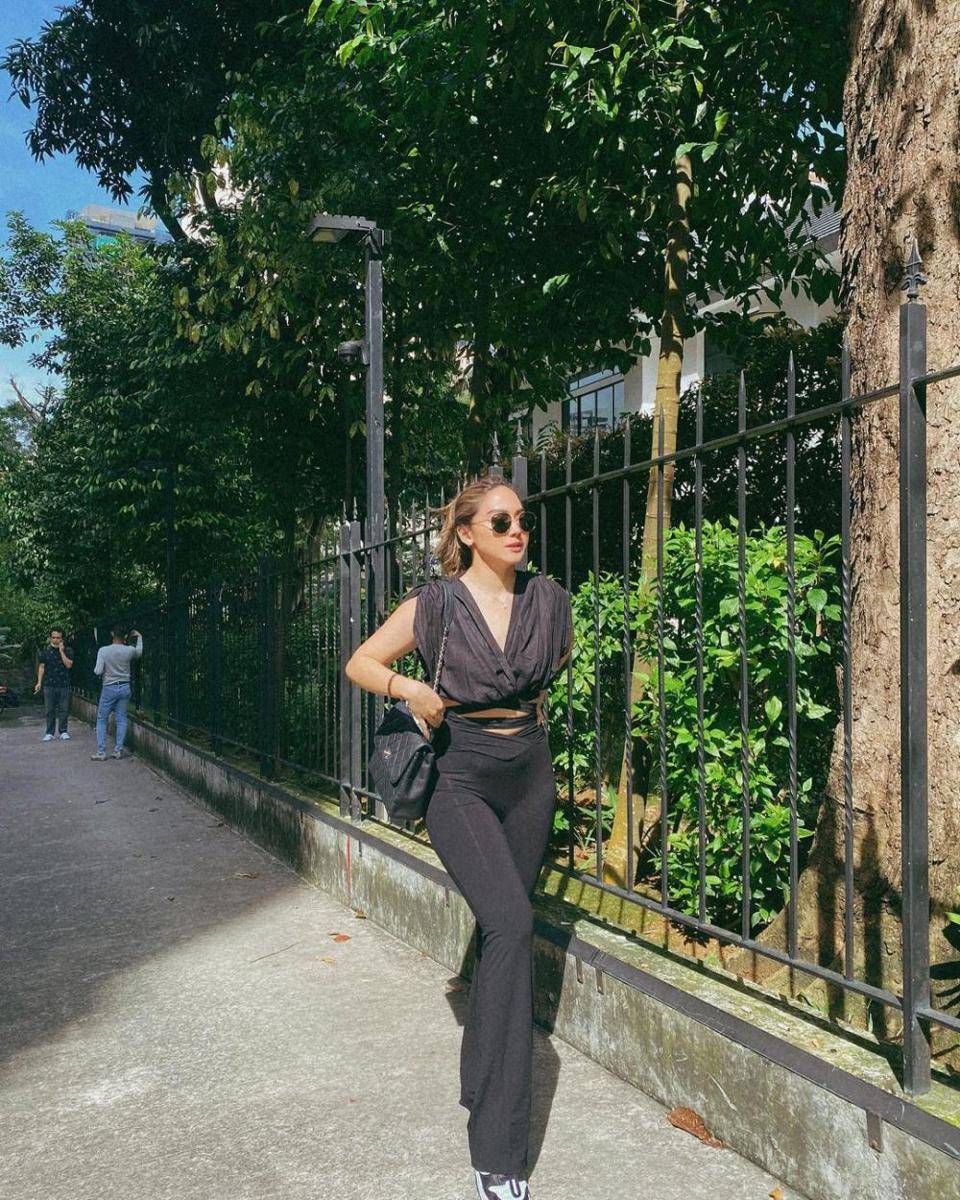 inspirasi all black outfit Jasmine Nadiko (instagram.com/jasminenadiko)