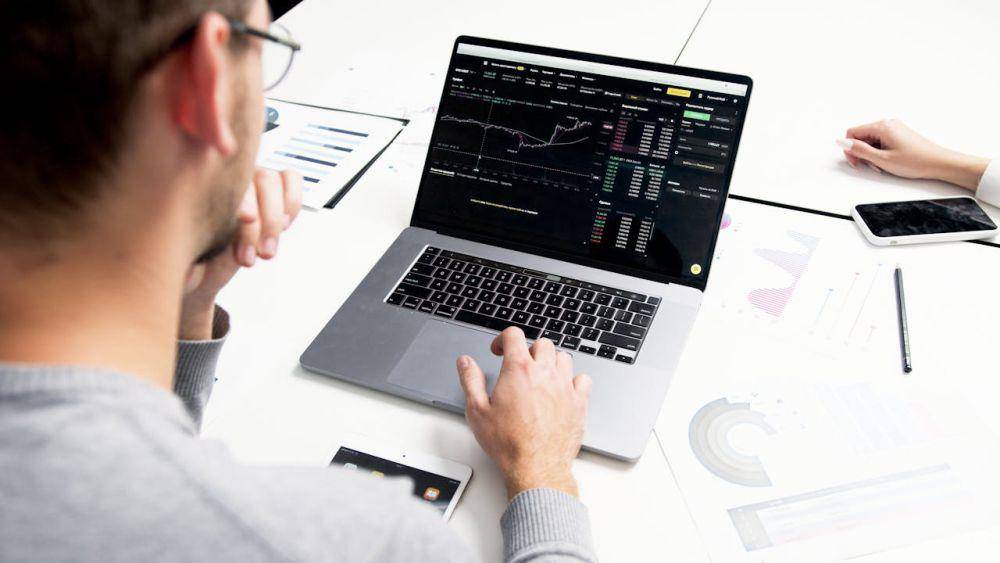 ilustrasi tidak menunda investasi (Pexels.com/Artem Podrez)
