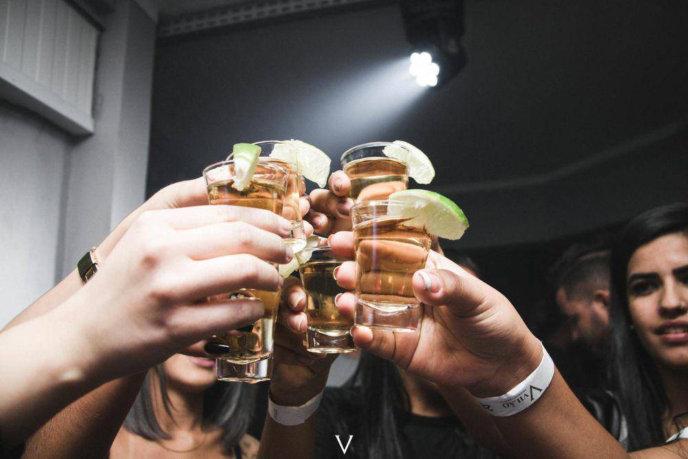 ilustrasi minum alkohol (pexels.com/Isabella Mendes)