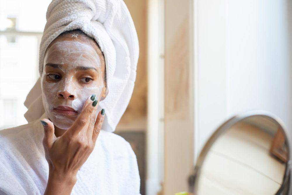 Ilustrasi mengaplikasikan skincare (Pexels.com/Kampus Production)