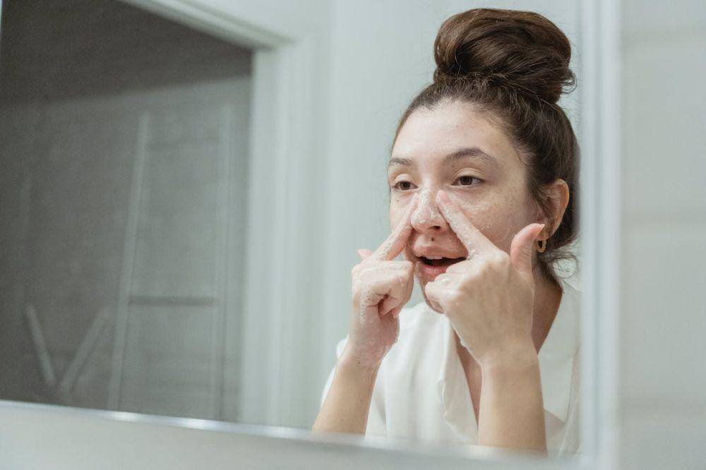 Ilustrasi mengaplikasikan skincare (Pexels.com/Miriam Alonso)