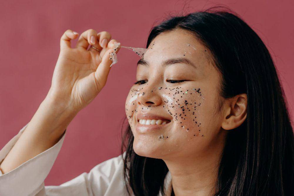 Ilustrasi mengaplikasikan skincare (Pexels.com/Polina Kovaleva)