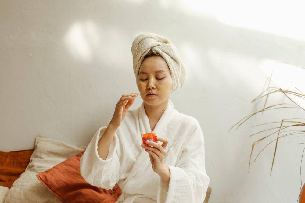 Ilustrasi mengaplikasikan skincare (Pexels.com/Polina Tankilevitch)
