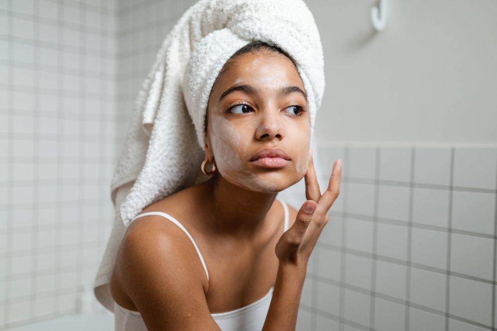 Ilustrasi mengaplikasikan skincare (Pexels.com/Ron Lach)