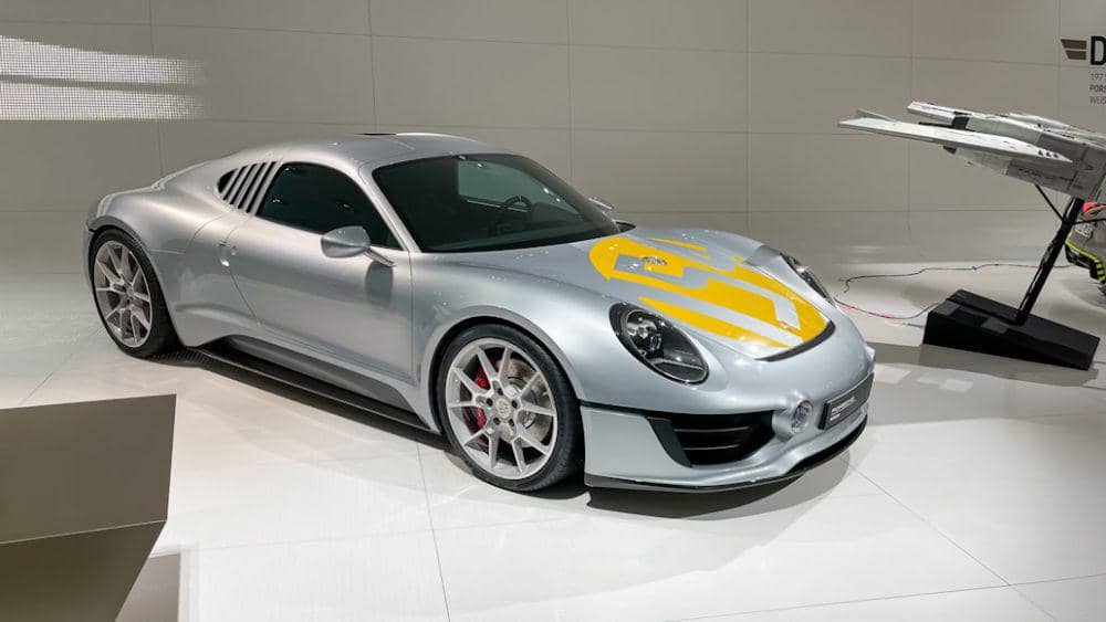 Sebuah mobil di Museum Porsche (Unsplash/Andrew Dawes)