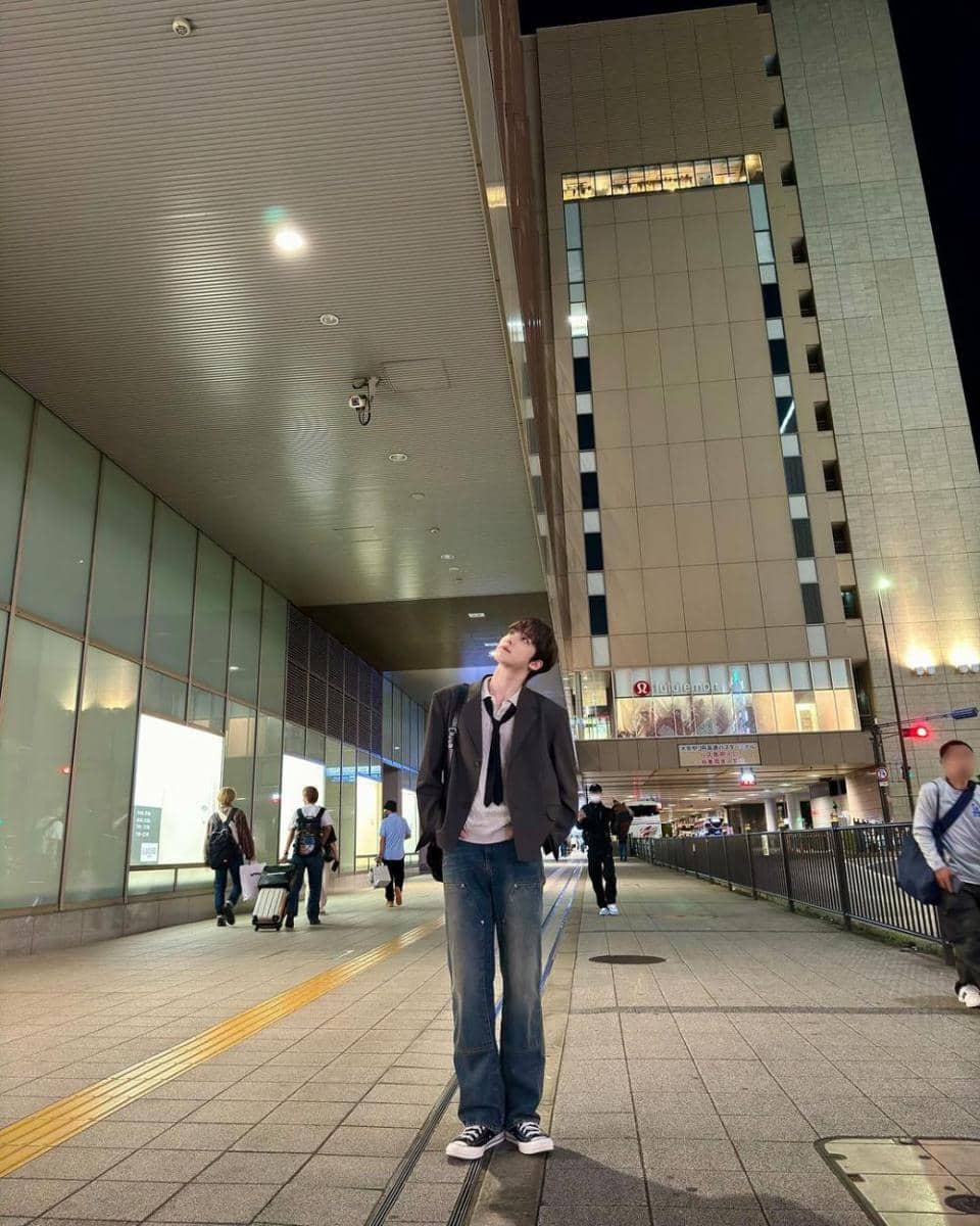 outfit jalan-jalan ala Yunho Ateez (instagram.com/@ateez_official)