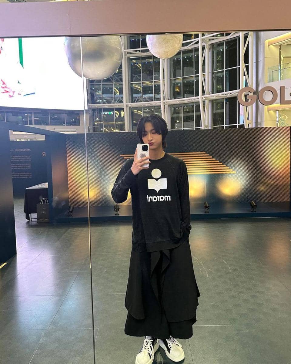 outfit jalan-jalan ala Seonghwa Ateez (instagram.com/@ateez_official)