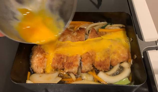ilustrasi cara membuat katsu don (youtube.com/JAPANESE COOKING CHANNEL)