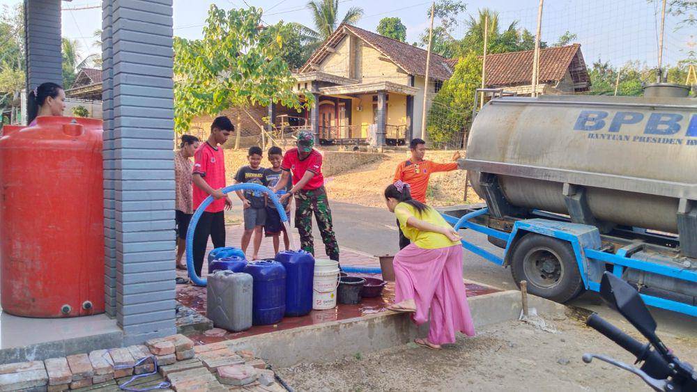 BPBD Trenggalek saat melakukan droping air bersih. IDN Times/ istimewa