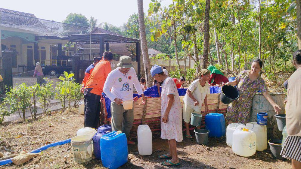 BPBD Trenggalek saat melakukan droping air bersih. IDN Times/ istimewa
