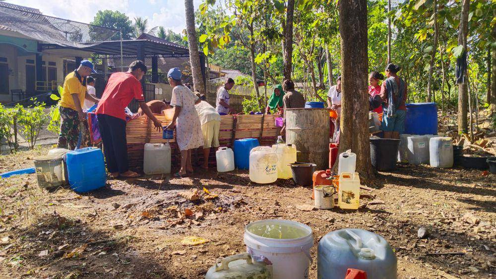 BPBD Trenggalek saat melakukan droping air bersih. IDN Times/ istimewa