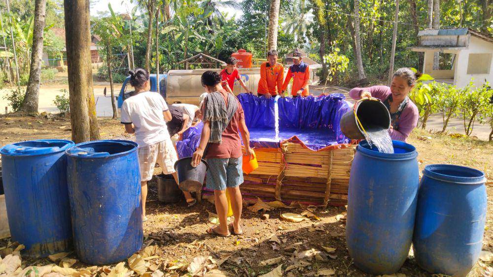 BPBD Trenggalek saat melakukan droping air bersih. IDN Times/ istimewa