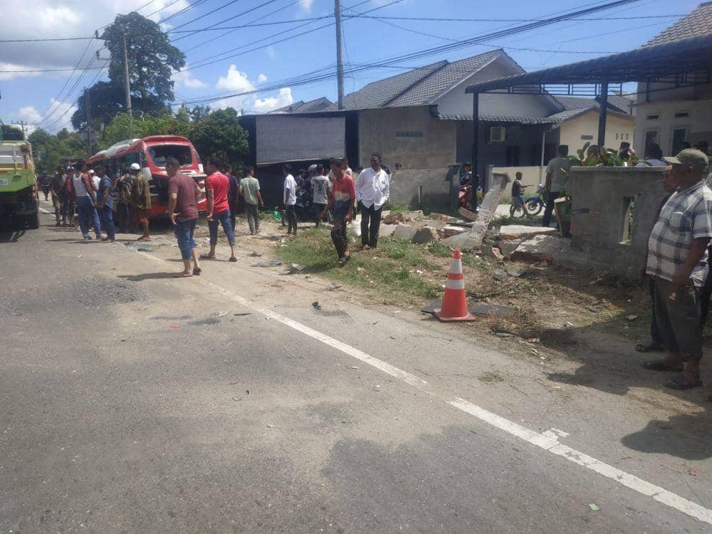 Minibus Kontra Dua Sepeda Motor, Empat Orang Meninggal