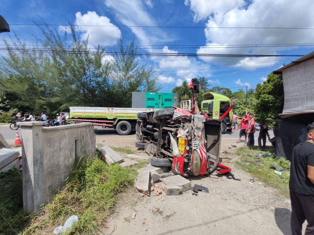 Kecelakaan lalu lintas di Aceh Timur antara minibus kontra dua sepeda motor. (Dokumentasi Humas Polres Aceh Timur untuk IDN Times)
