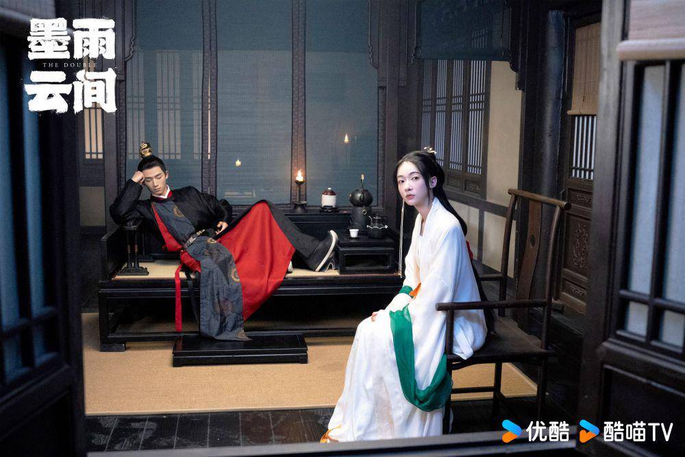Adipati Su saat menjadikan Jiang Li sebagai umpan untuk musuhnya dalam drama China The Double (dok.Youku/The Double)