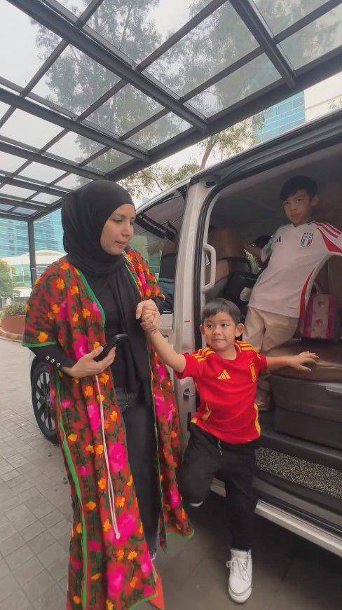 Tya Ariestya ambil rapor anak (Instagram.com/tya_ariestya)