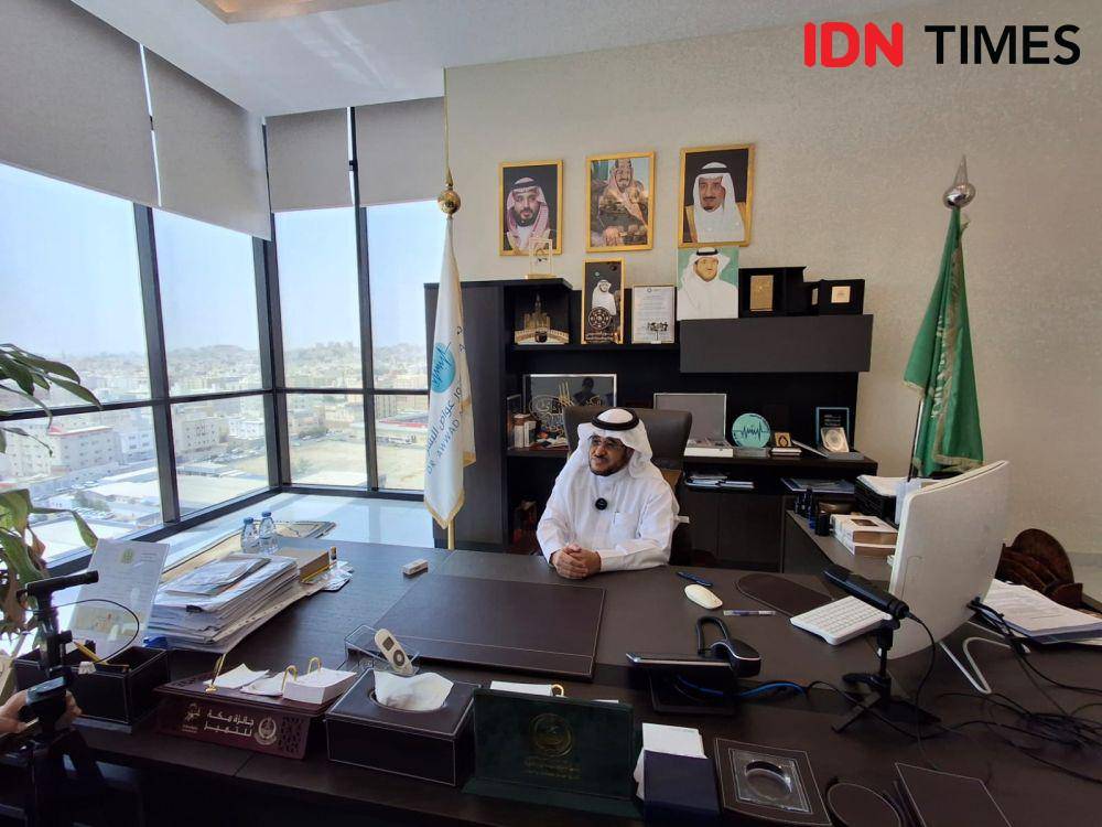 Pemilik RS Awwad Albishri, Dr. Awwad Albihsri, saat berbincang dengan Media Center Haji. IDN Times/Faiz Nashrillah